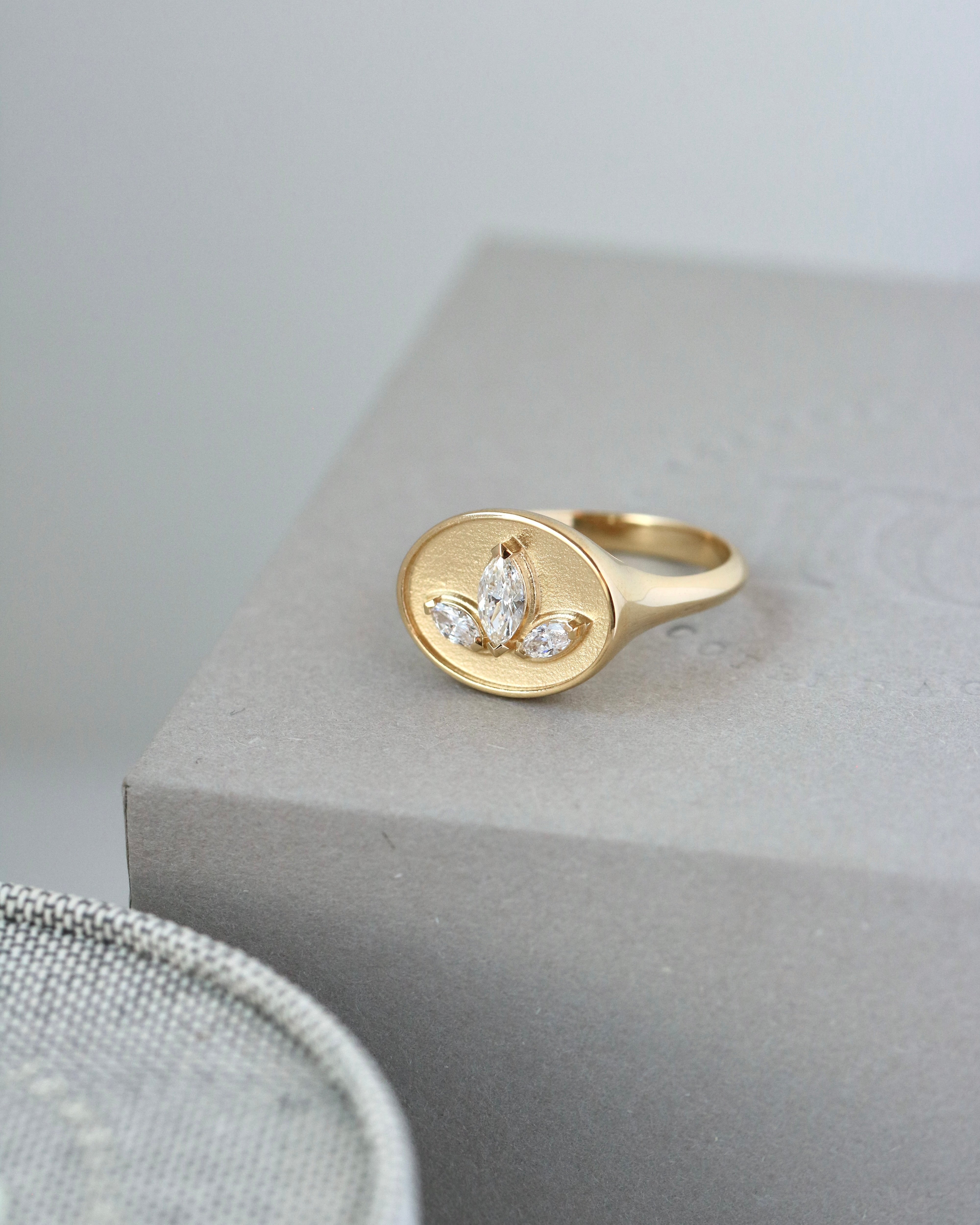 Inner Peace Lotus diamond ring - 18kt Yellow Gold