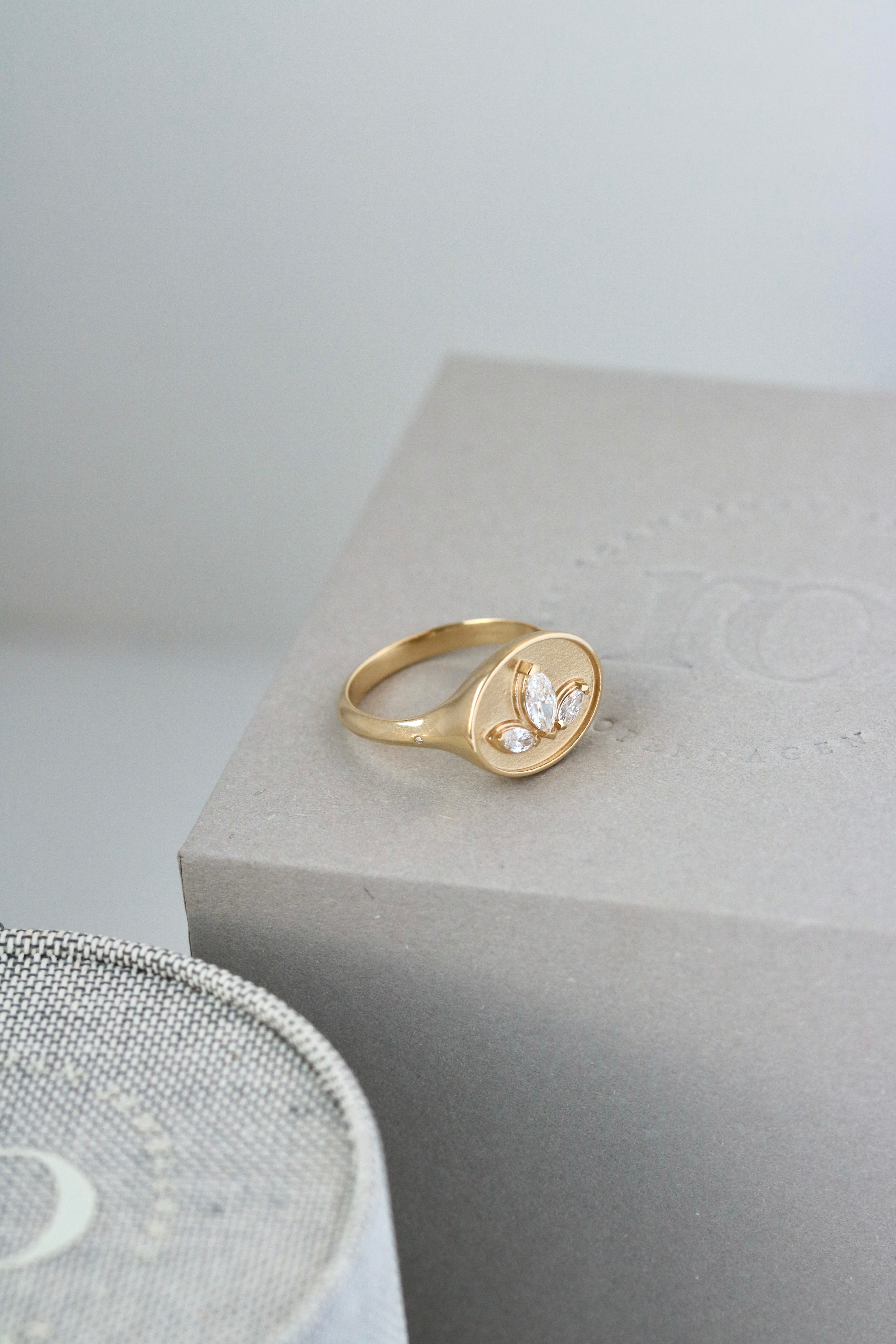 Inner Peace Lotus diamond ring - 18kt Yellow Gold