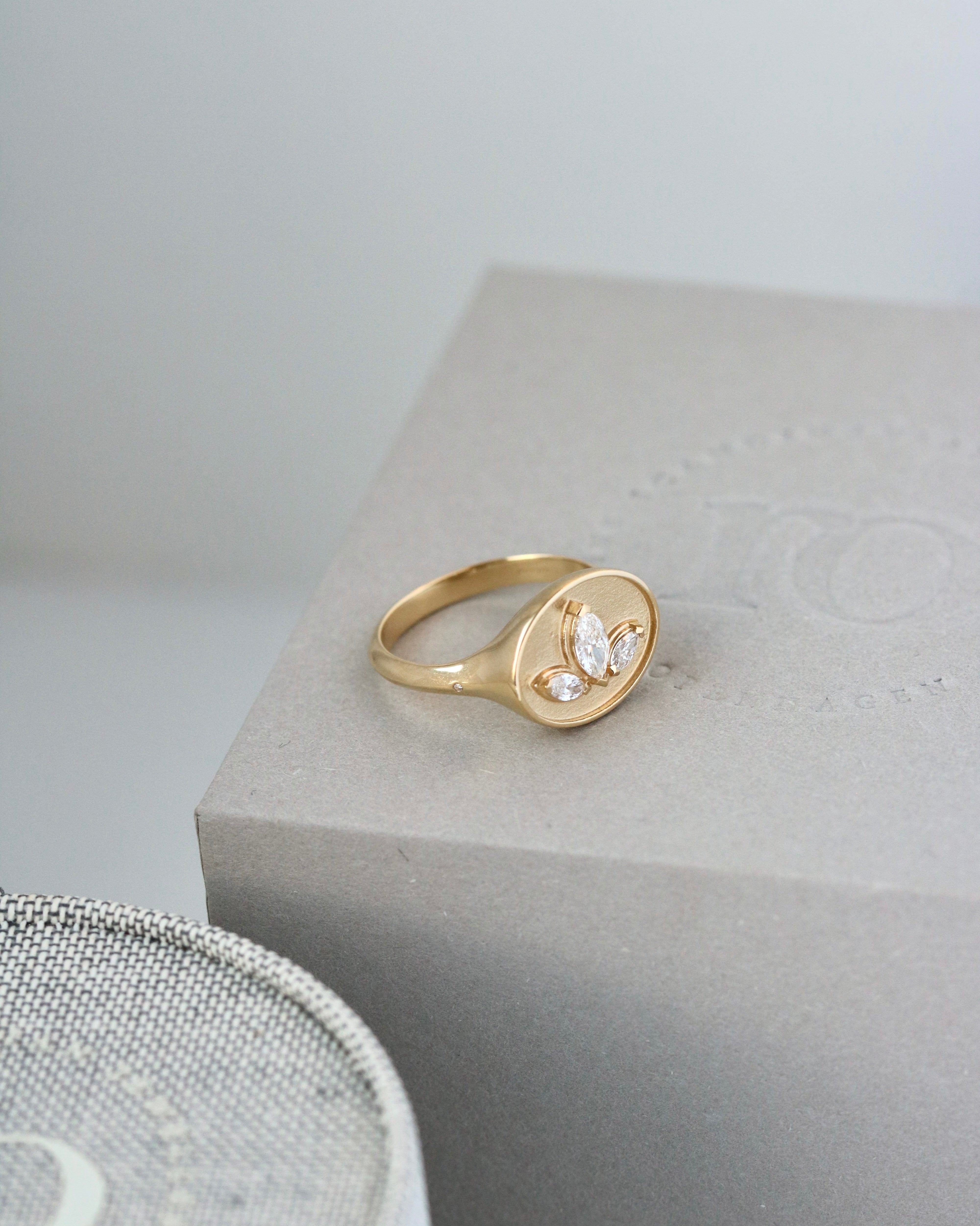 Inner Peace Lotus diamond ring - 18kt White Gold