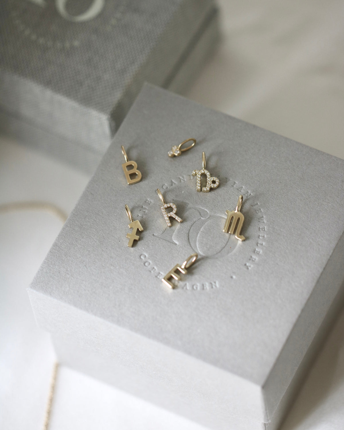 My W pendant - 18kt Yellow Gold