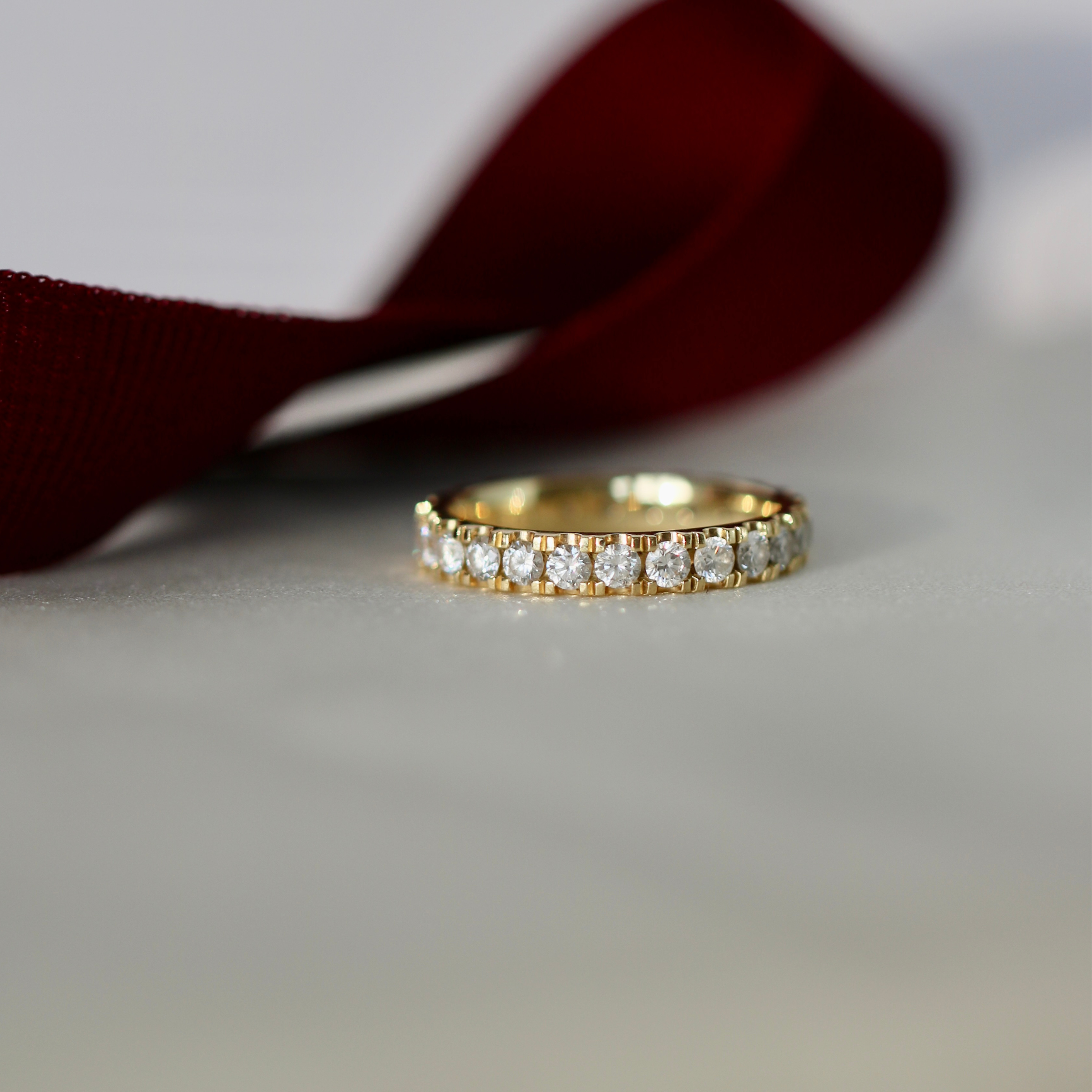 Meant to be her classic diamond ring - 18kt Yellow Gold