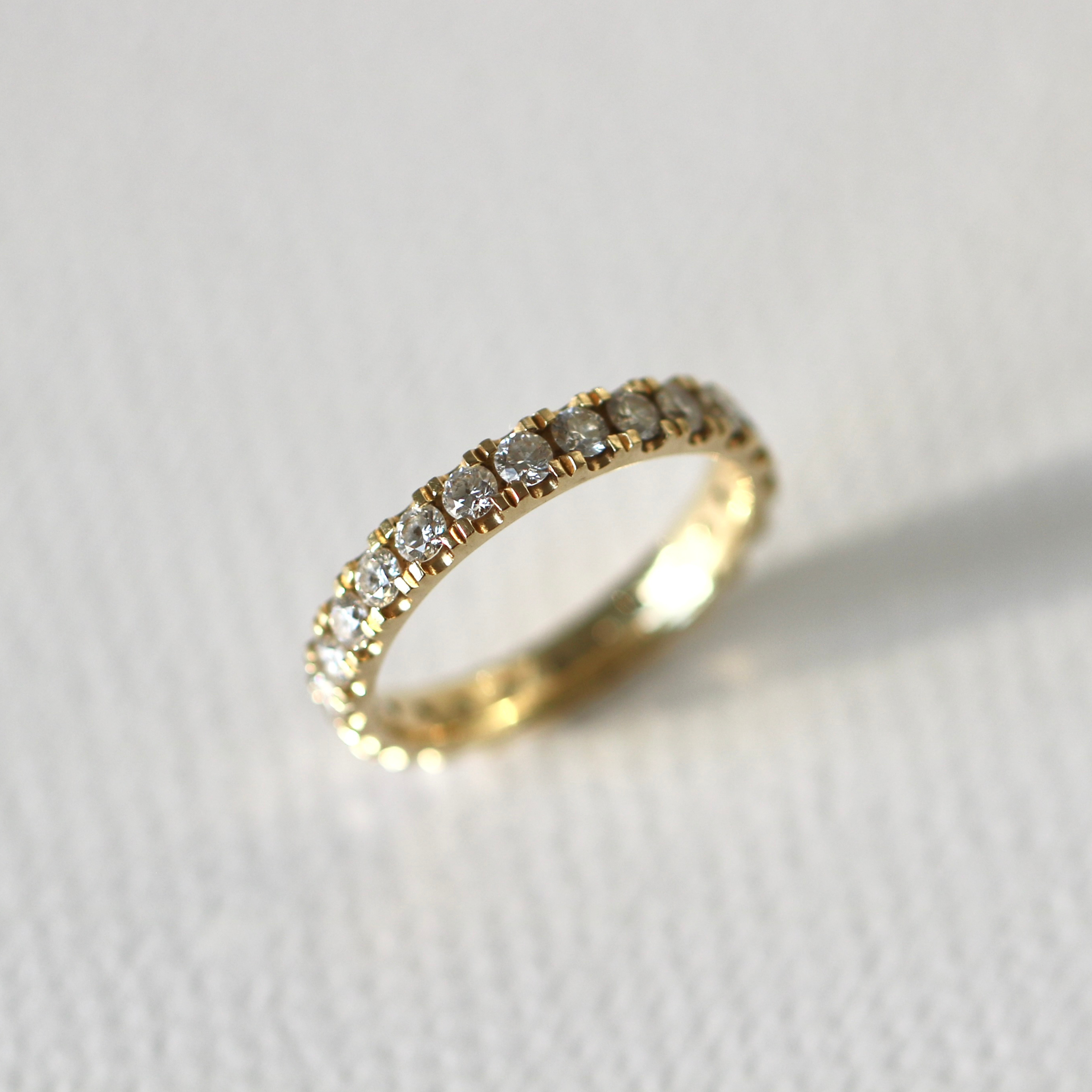 Meant to be her classic diamond ring - 18kt Yellow Gold