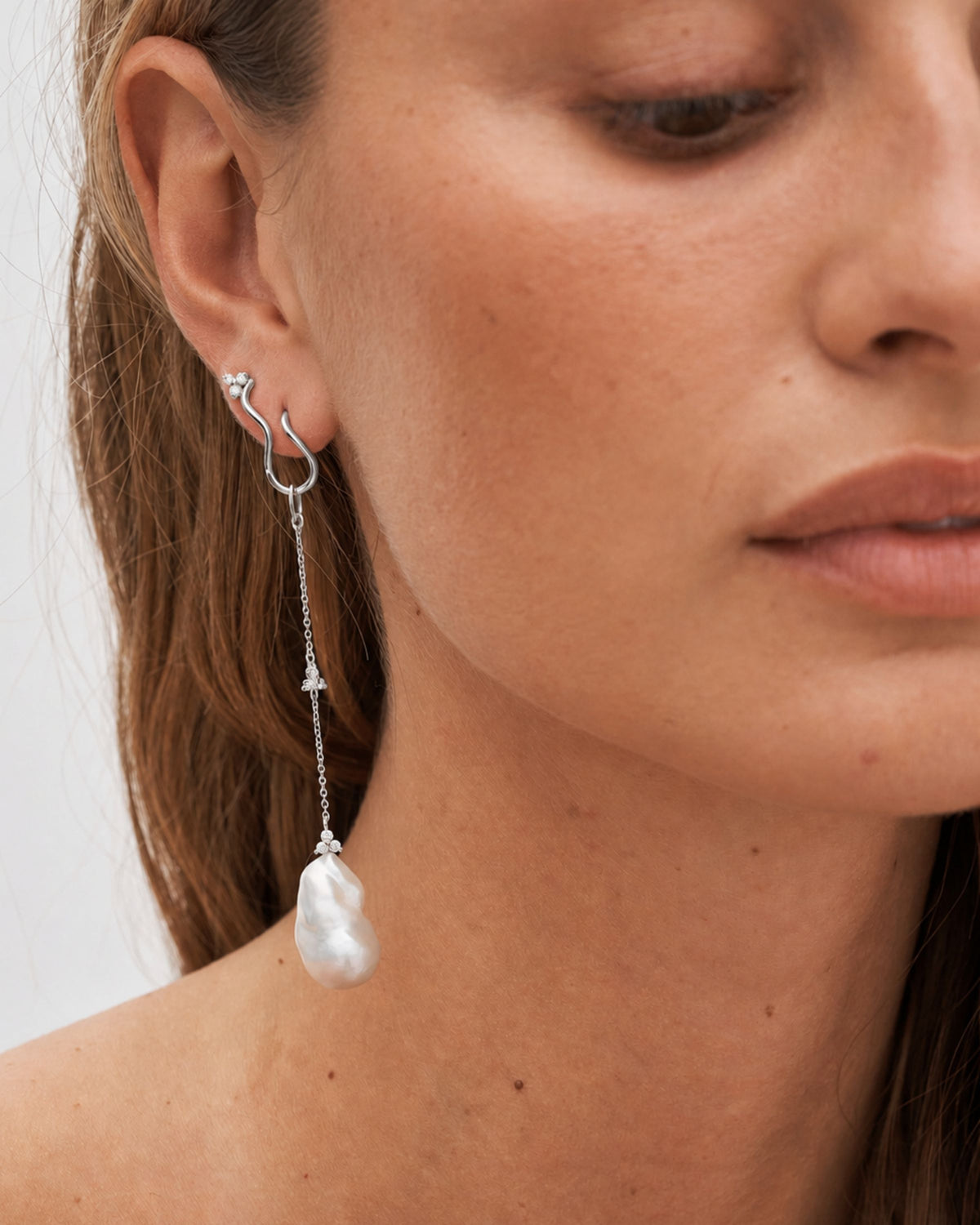 Fryd Baroque Pearl Ear-Pendant II - 18kt White Gold