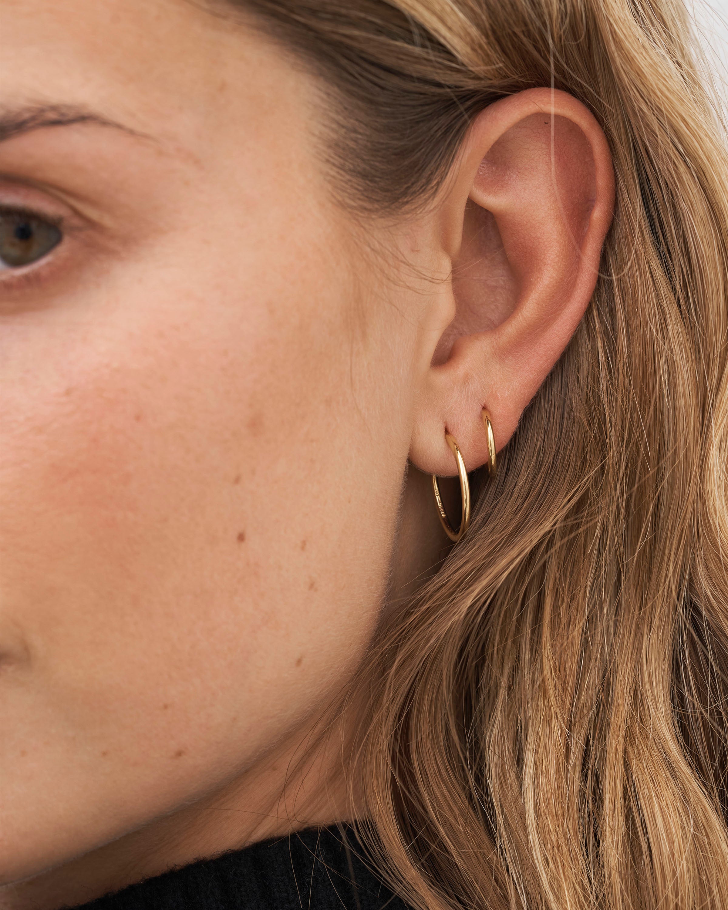Rock Classic Hoop Earring II - 18kt Yellow Gold