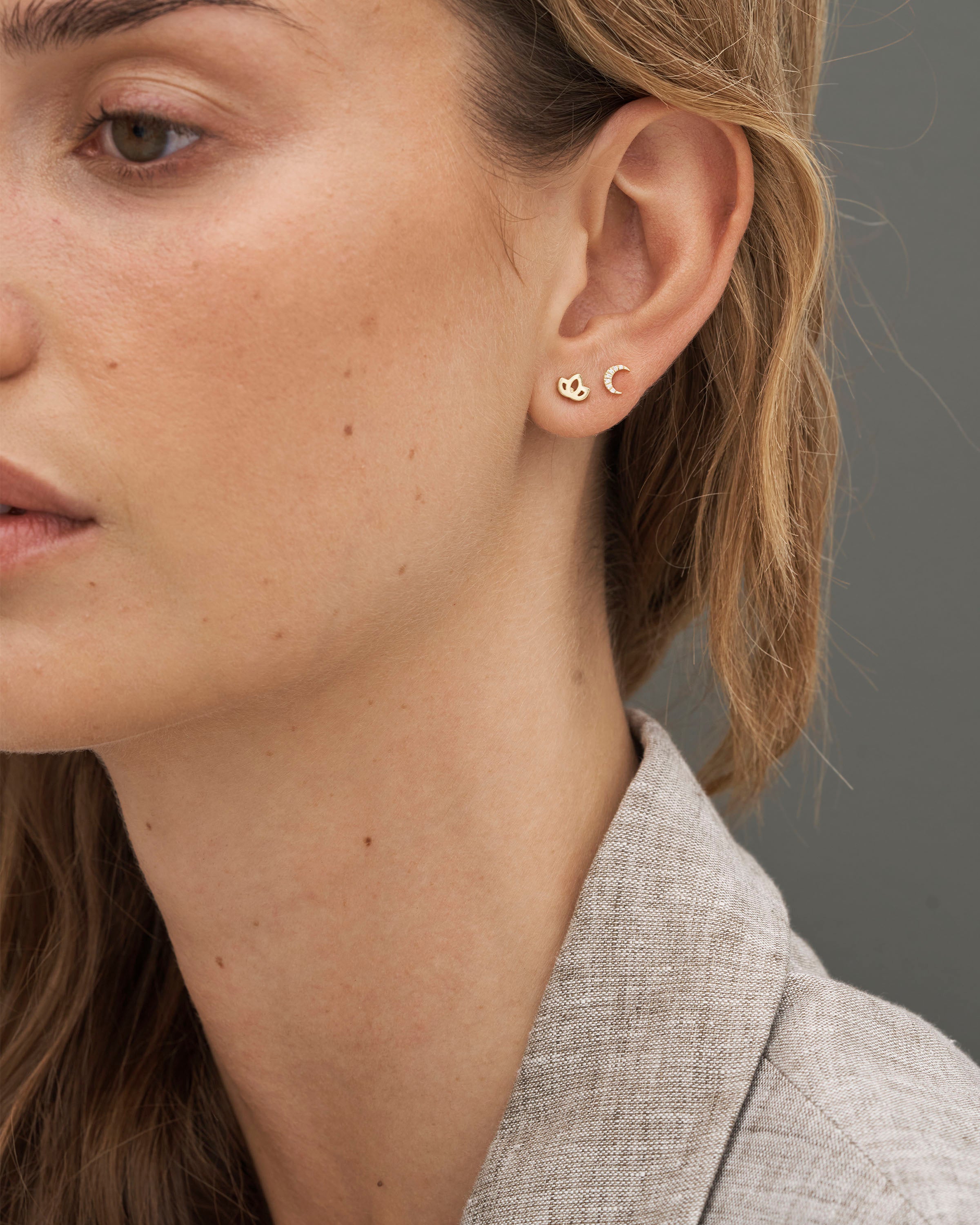 Symbols Half Moon diamond ear stud - 18kt Yellow Gold