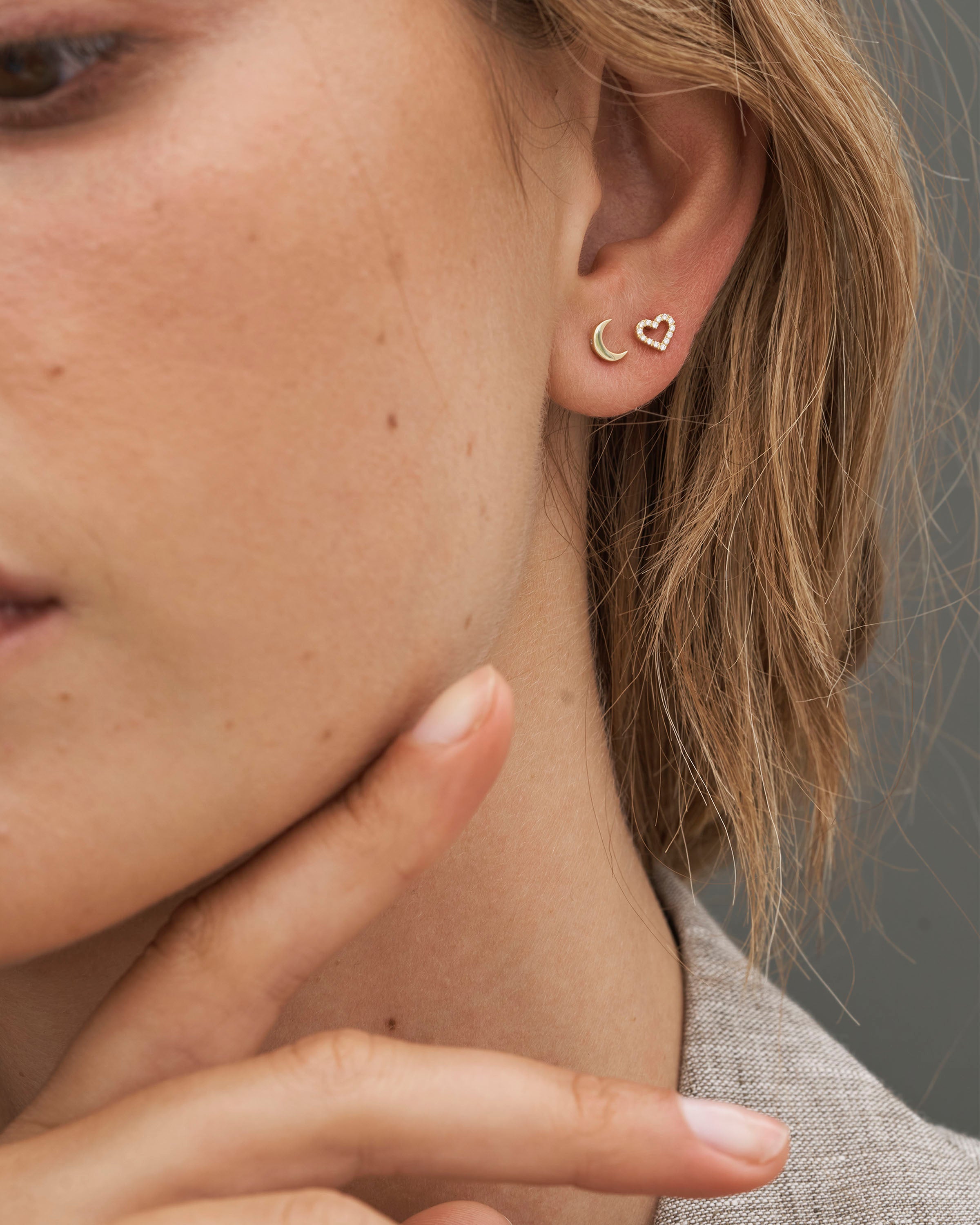 Symbols Half Moon ear stud - 18kt Yellow Gold