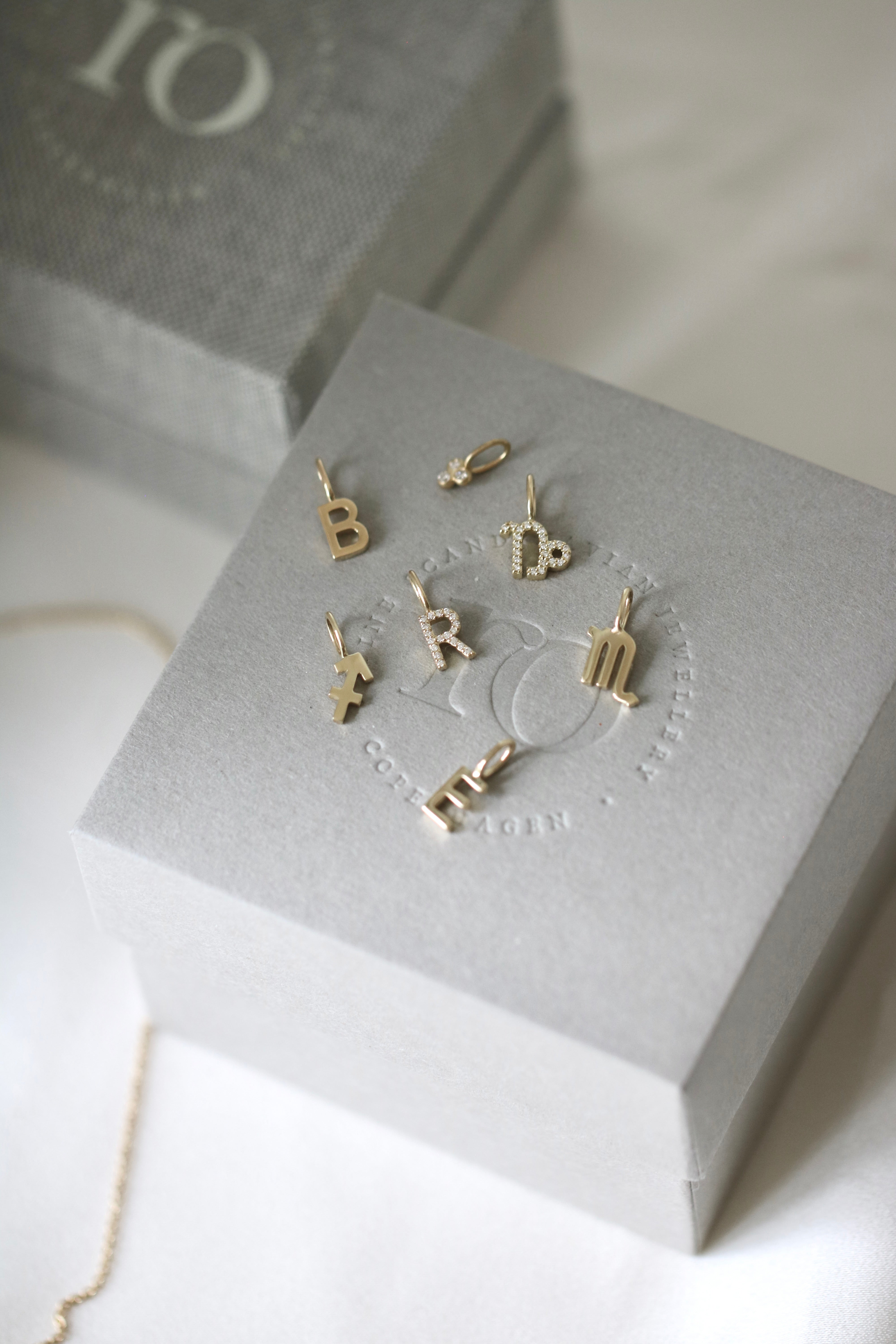 My W pendant - 18kt Yellow Gold