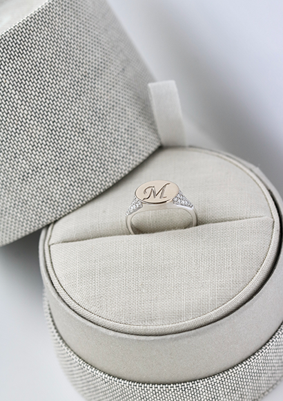 Rock Diamond Signet Ring Solid - 18kt Yellow Gold
