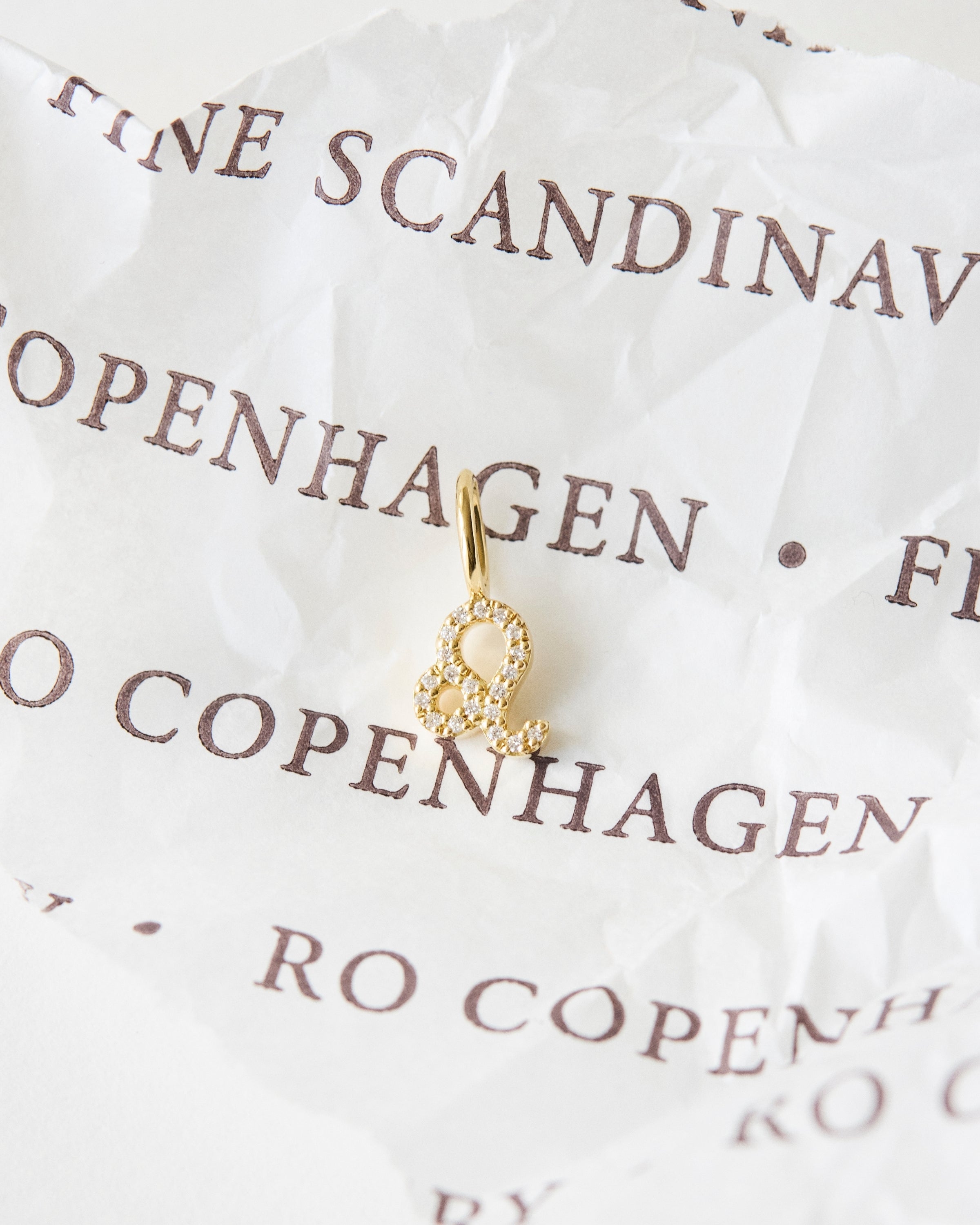 My Leo Diamond Pendant - 18kt Yellow Gold