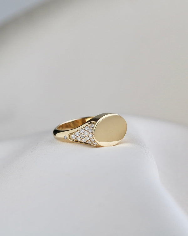 Rock Diamond Signet Ring - 18kt Yellow Gold